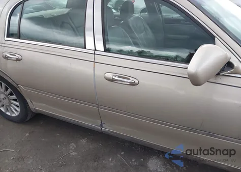 2005 Lincoln Town Car Signature Limited из США, поврежденный, VIN 1LNHM82W45Y625965